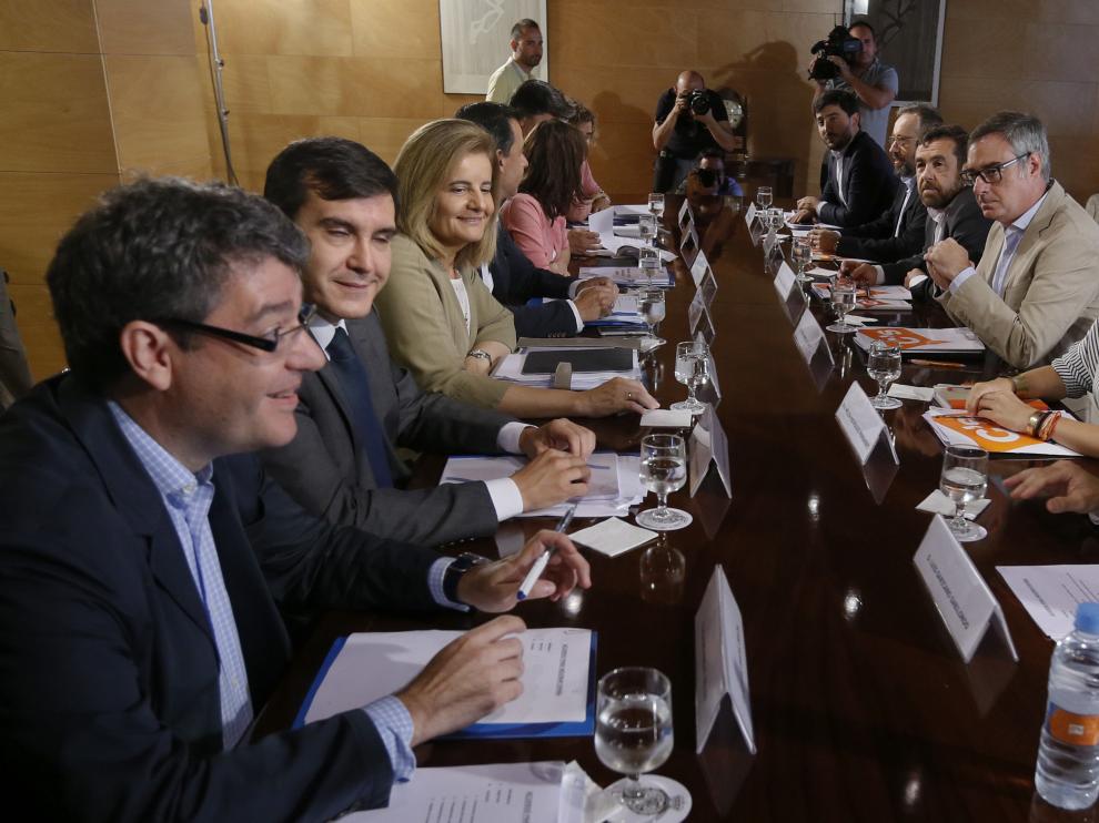 El equipo del PP y Ciudadanos en las negociaciones previas a la posible investidura de Rajoy