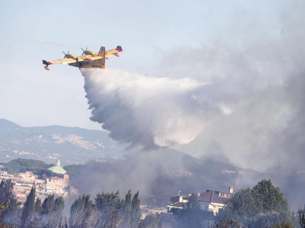 El fuego arrasa 50 hectáreas en Roma y obliga a evacuar una residencia y un convento
