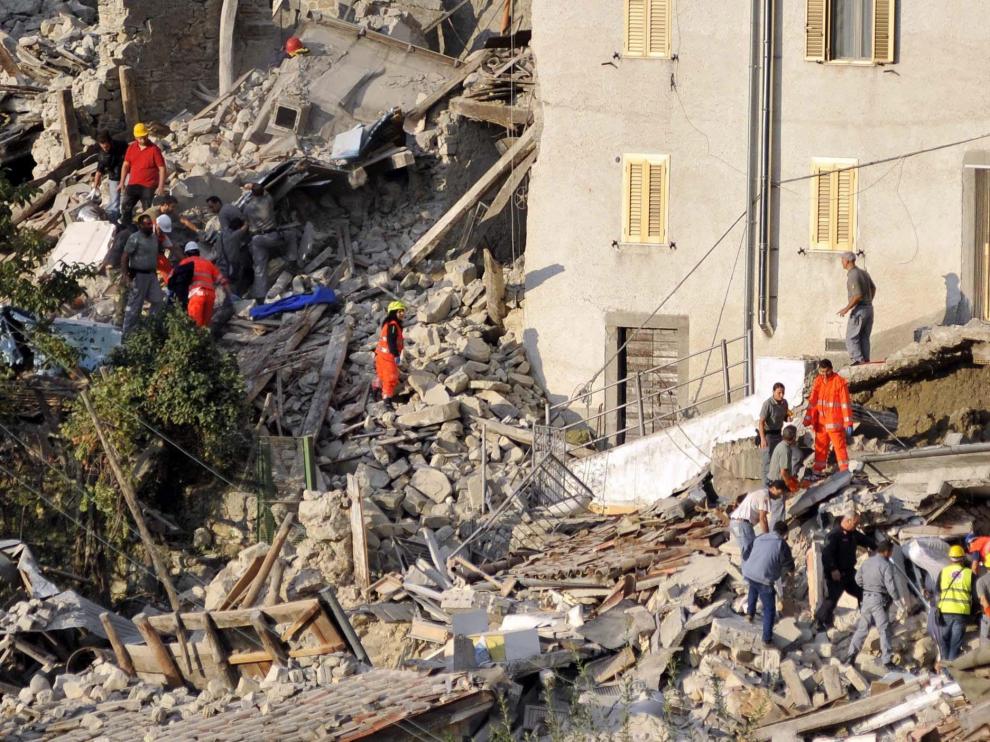 Labores de rescate en Pescara del Tronto.