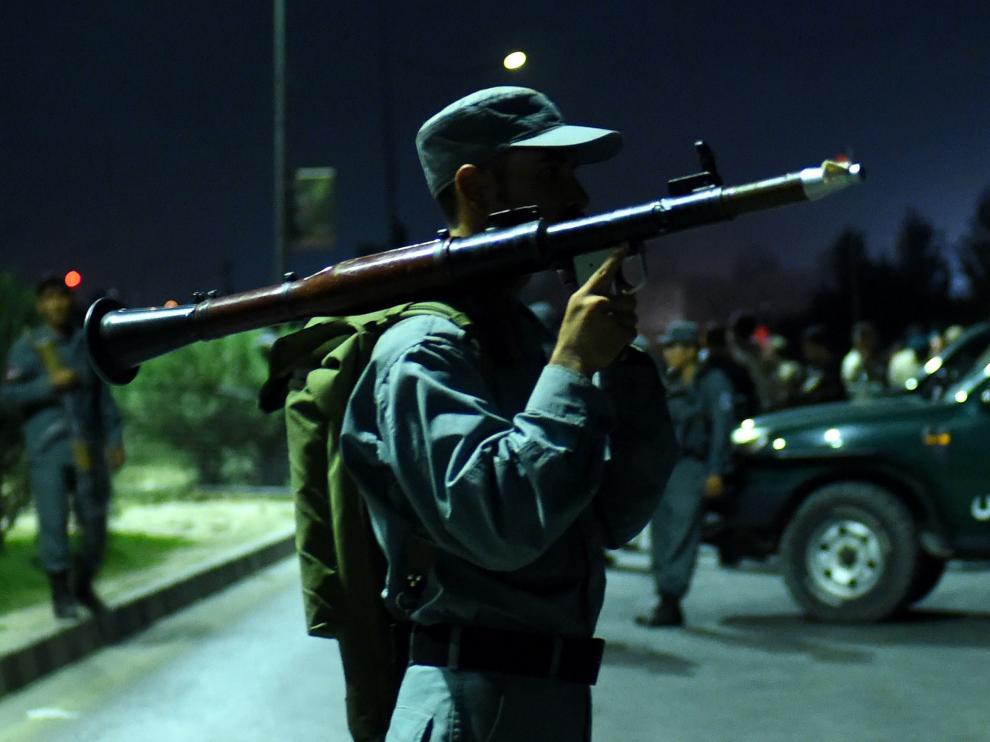 Un agente de seguridad afgano junto a la universidad atacada