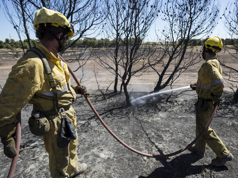 Labores de refresco en la zona afectada por el fuego.