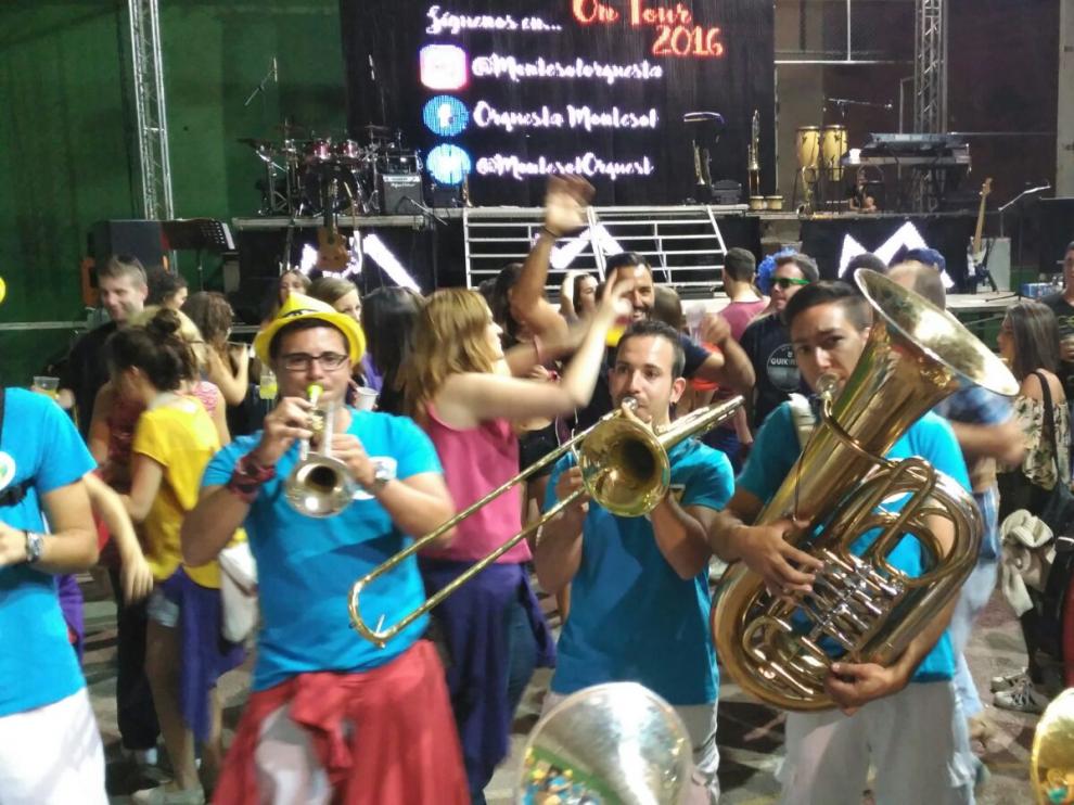 La charanga anima con su música popular las fiestas de Beceite.