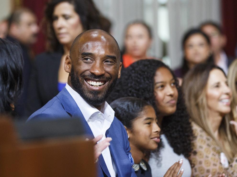 Kobe Bryant durante la ceremonia en su honor junto a sus hijas.