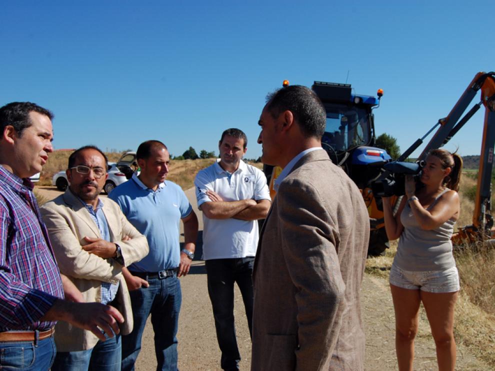 Los trabajos de desbroce han sido supervisados sobre el terreno por el presidente de la Diputación Provincial, Luis Rey, este miércoles.