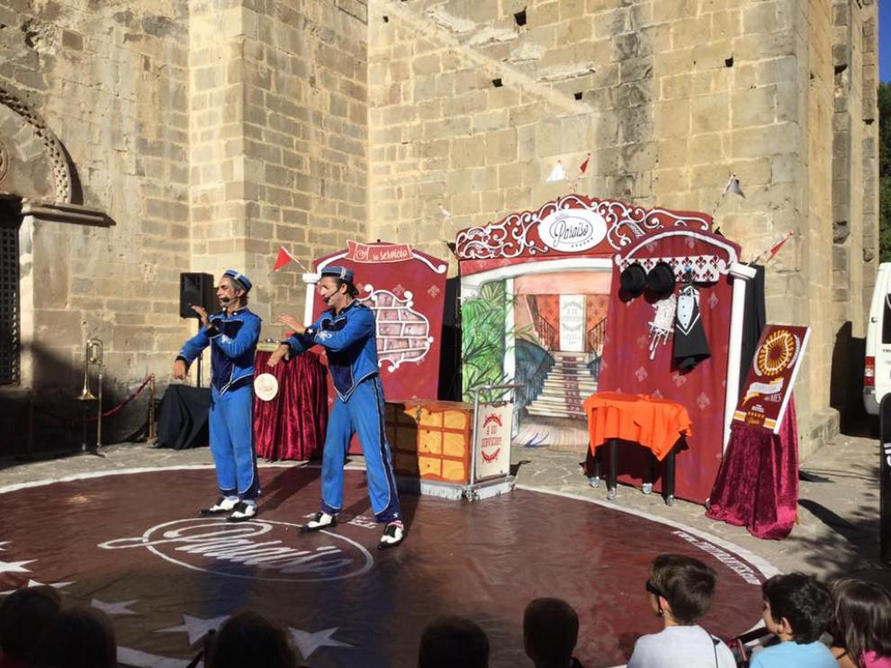 Los escenarios del festival se situaron en el entorno de la iglesia de Santa Cruz de la Serós.