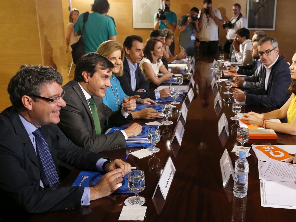 Los integrantes del equipo negociador del PP y de Ciudadanos vuelven a encontrarse para negociar.