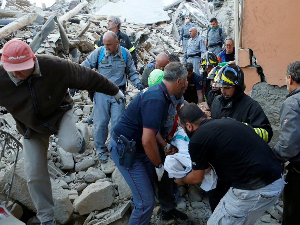 Tareas de rescate entre los escombros en Amatrice
