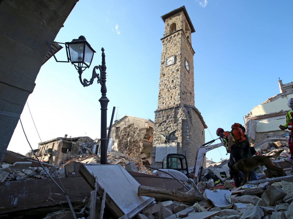 Equipos de rescate trabajando entre los escombros de un edificio en Amatrice.