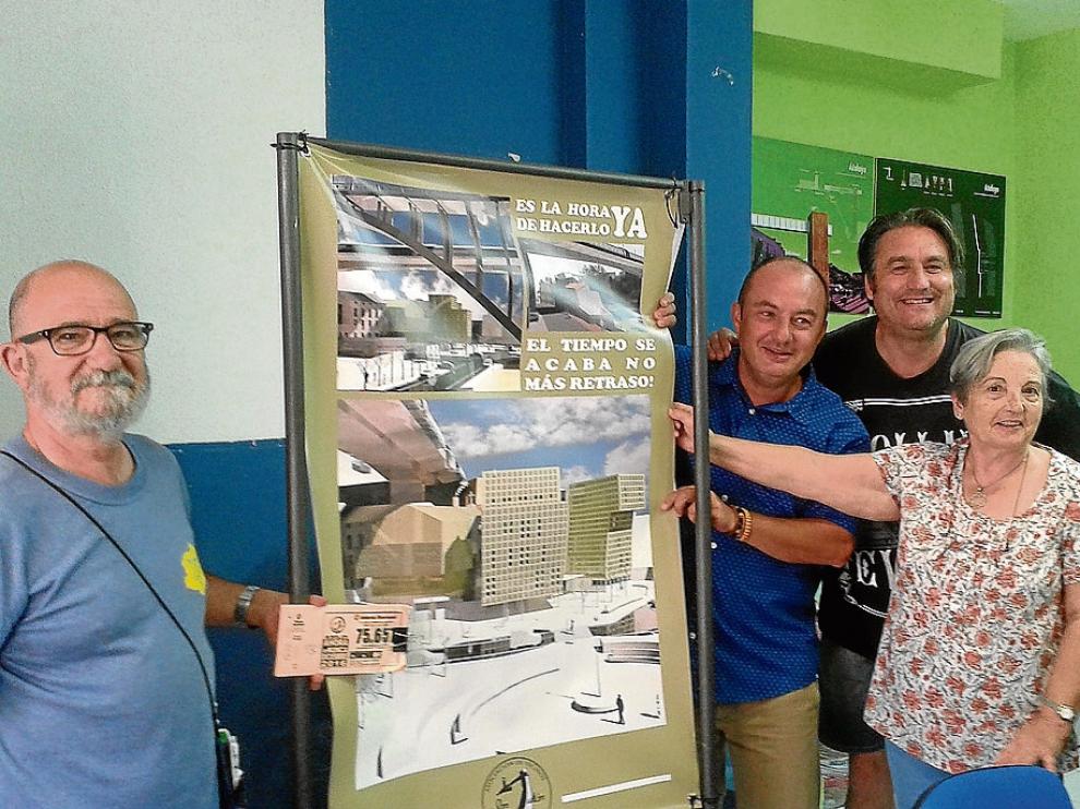 Los vecinos de San Julián preparan paneles y material para la movilización del próximo sábado.