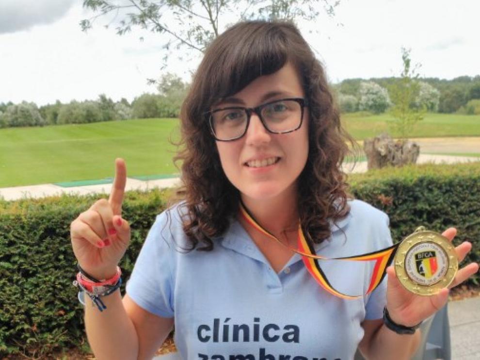 Thania Requena posa con la medalla lograda en Bélgica