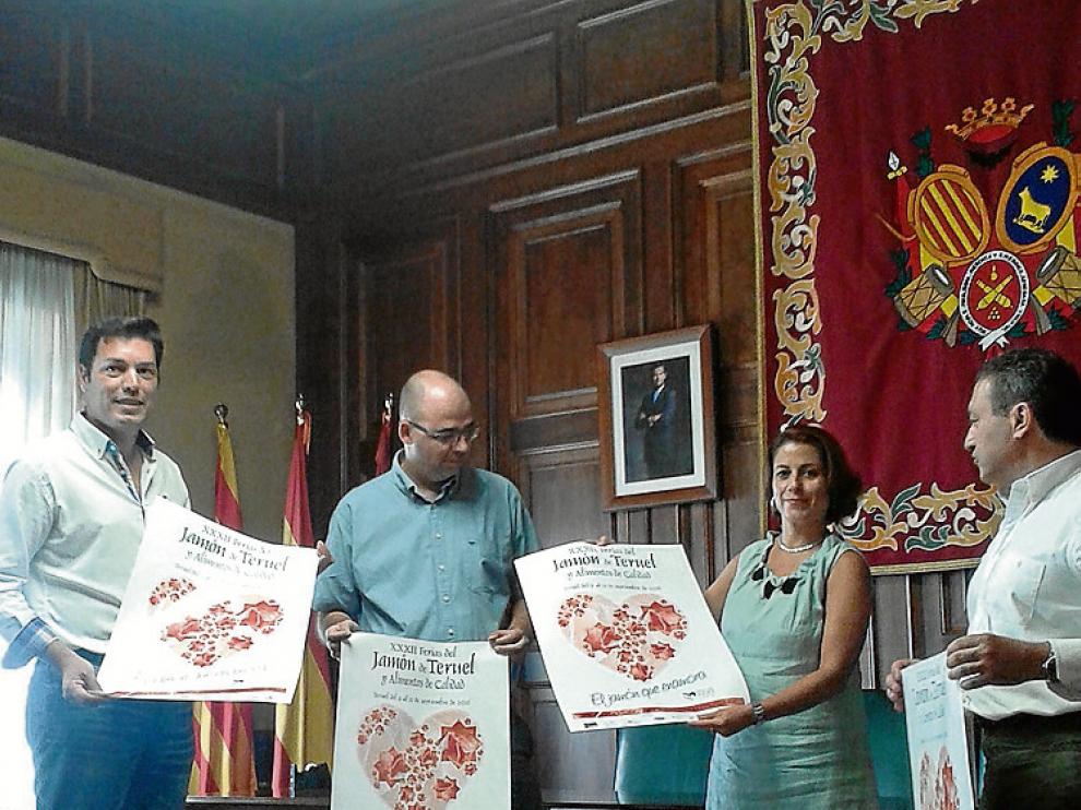 'El jamón que enamora'. El cartel anunciador de la Feria hace un guiño este año al 800 aniversario de la leyenda de los Amantes, con un corazón relleno de virutas formando estrellas. El lema es 'El jamón que enamora'.