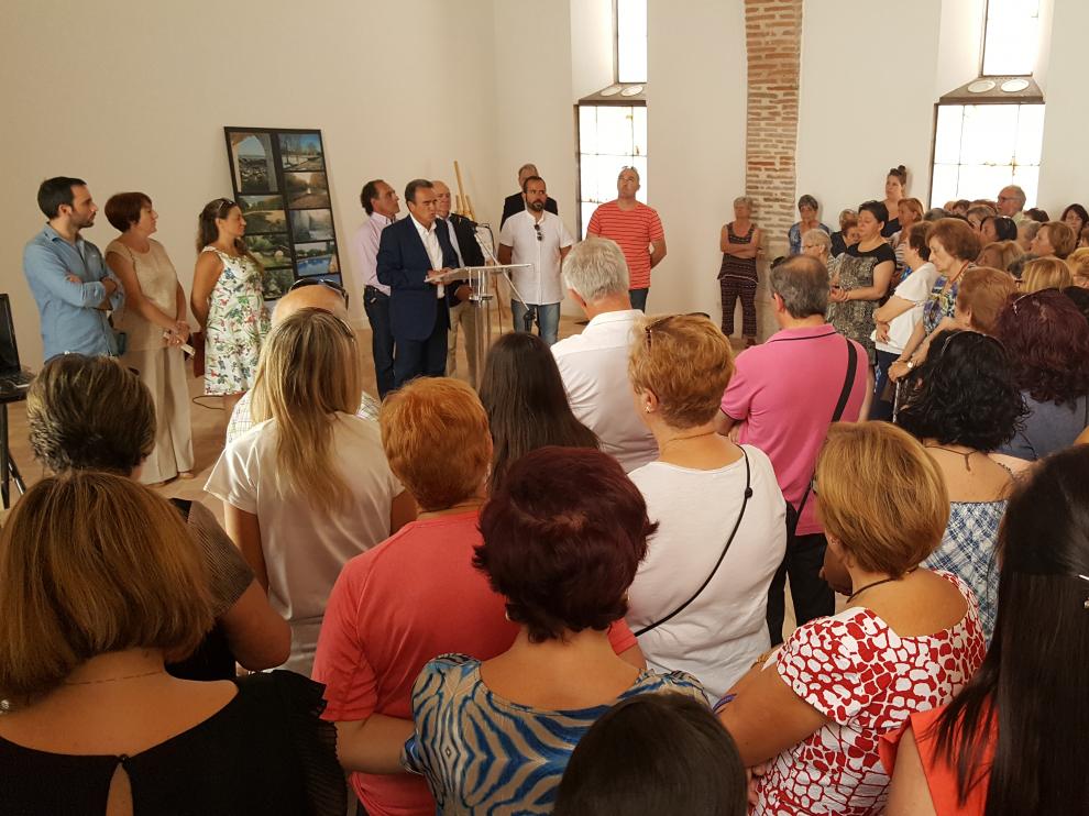 Representantes institucionales y vecinos en la antigua sala del hospital de San Juan.