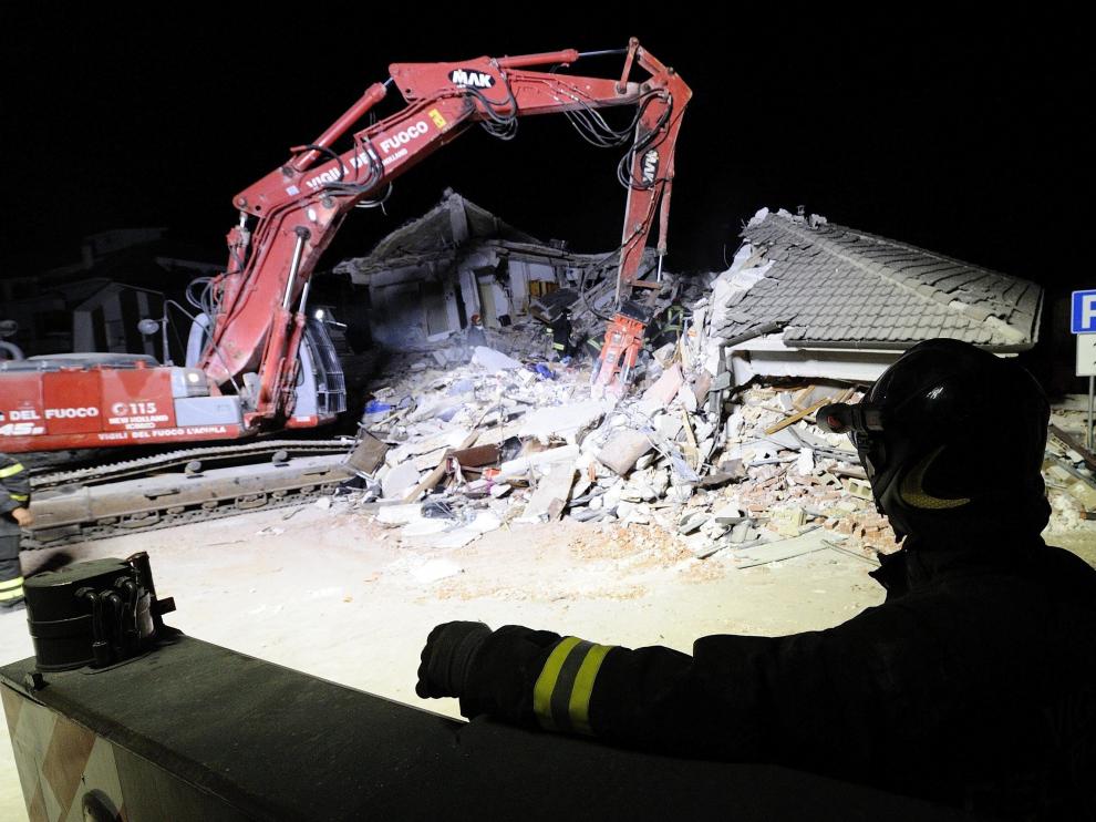 Una excavadora retira los escombros para tratar de salvar a más víctimas