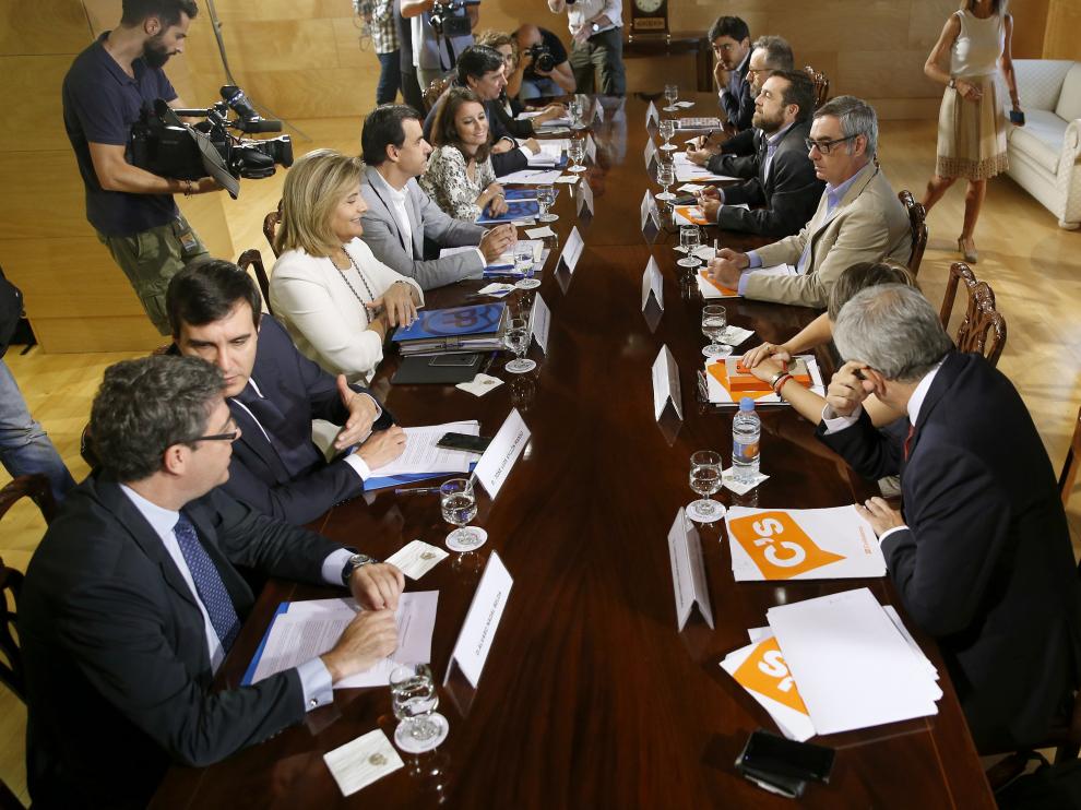 Mesa de negociación de PP y Ciudadanos.