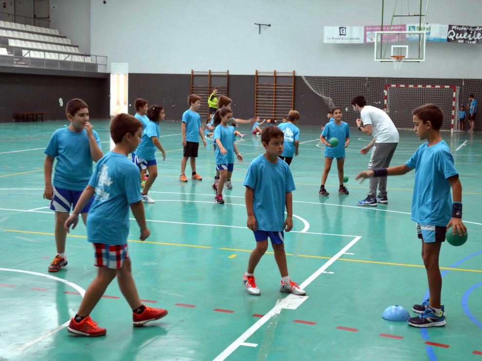 Varios niños durante uno de los entrenamientos en el polideportivo de Tarazona