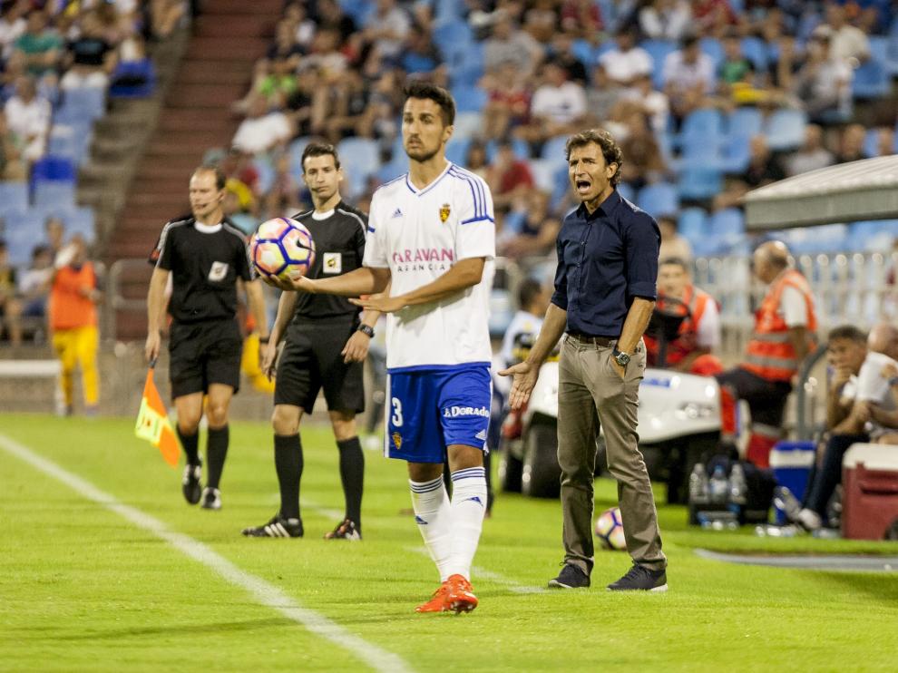 Casado saca de banda delante de Milla.