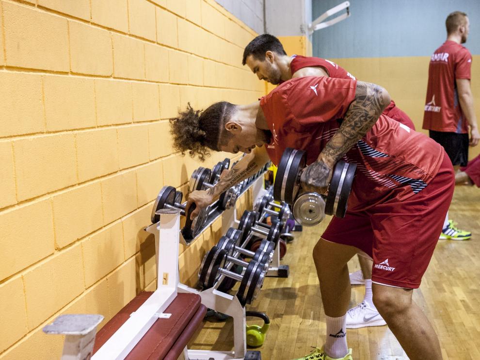 El ala-pívot del CAI, Isaac Fotu, realiza un ejercicio en el gimnasio durante esta pretemporada.