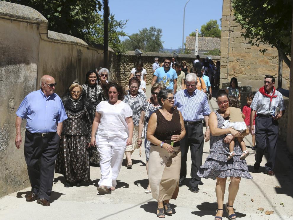 Vecinos en la salida de la misa en honor del patrón.