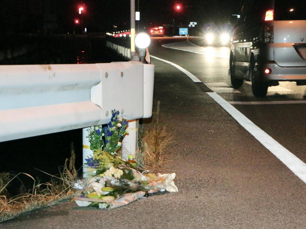 Flores en homenaje a la mujer fallecida en Japón tras ser arrollada por un conductor que jugaba a Pokémon Go.