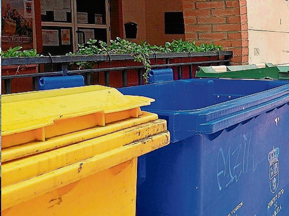 Varios contenedores presentan desperfectos a lo largo del casco urbano.