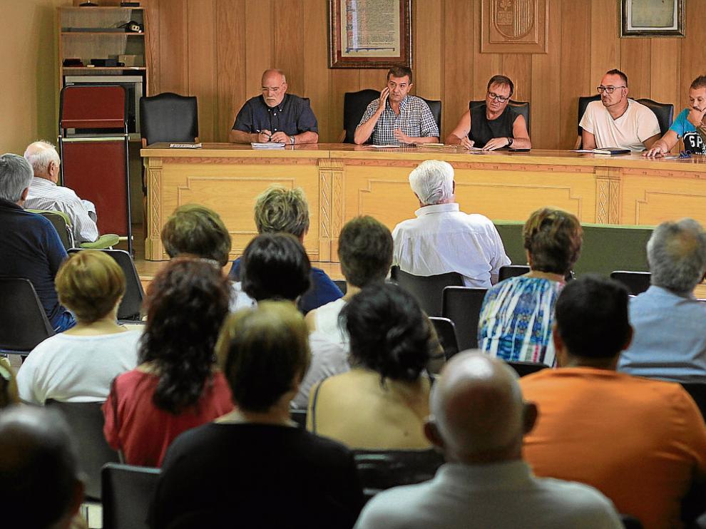 Vecinos y trabajadores de Estercuel se reunieron ayer en asamblea para valorar la situación.