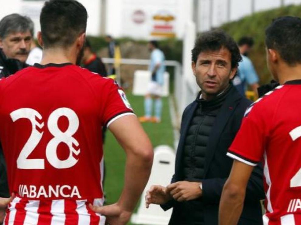 Luis Milla da instrucciones a los jugadores del CD Lugo en un partido del año pasado, cuando entrenaba al club gallego.
