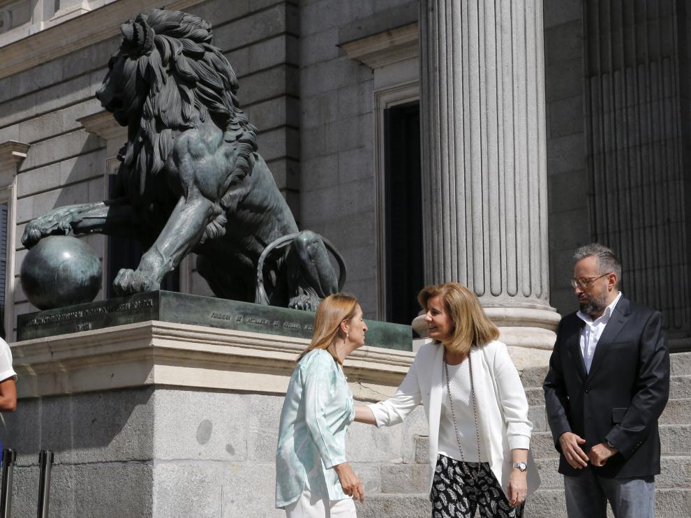 La ministra de Empleo y Seguridad Social en funciones, Fátima Báñez, conversa con el portavoz de Ciudadanos, Juan Carlos Girauta