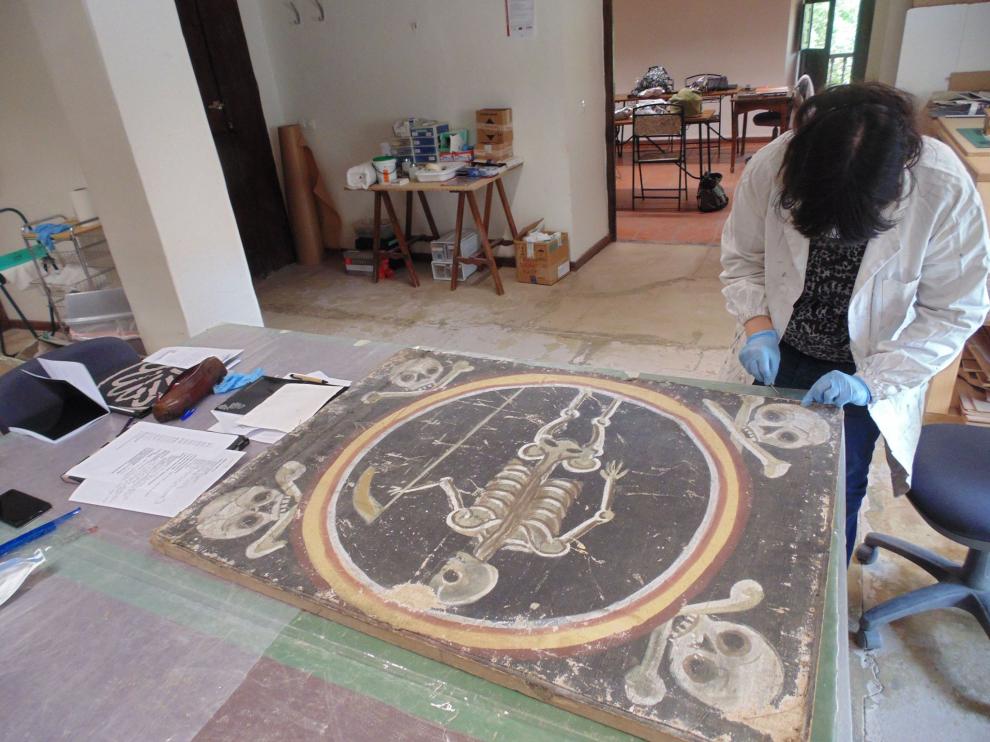 Parte de las labores se centran en un monumento funerario hallado en los almacenes de la Catedral.