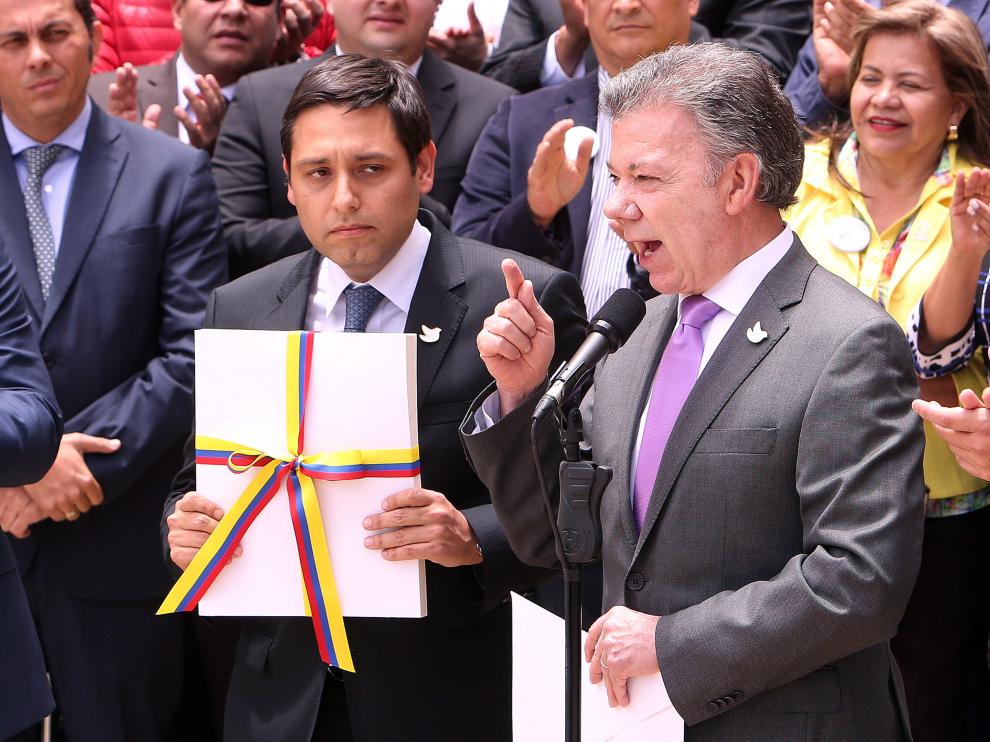 Juan Manuel Santos anuncia el fin de las FARC con un plebiscito este 2 de octubre.