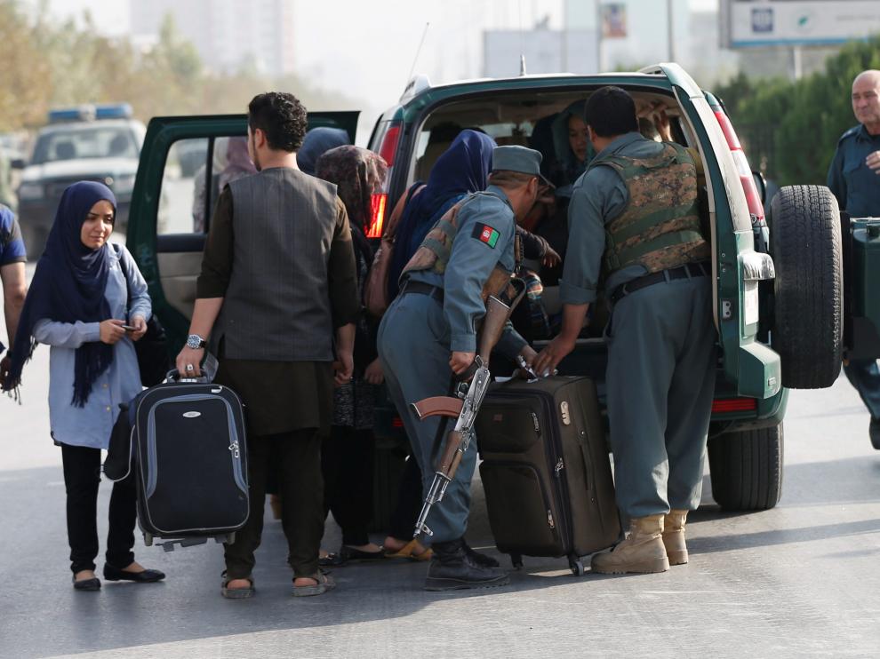 Las fuerzas de seguridad evacúan a los estudiantes durante el ataque a la universidad americana de Kabul.