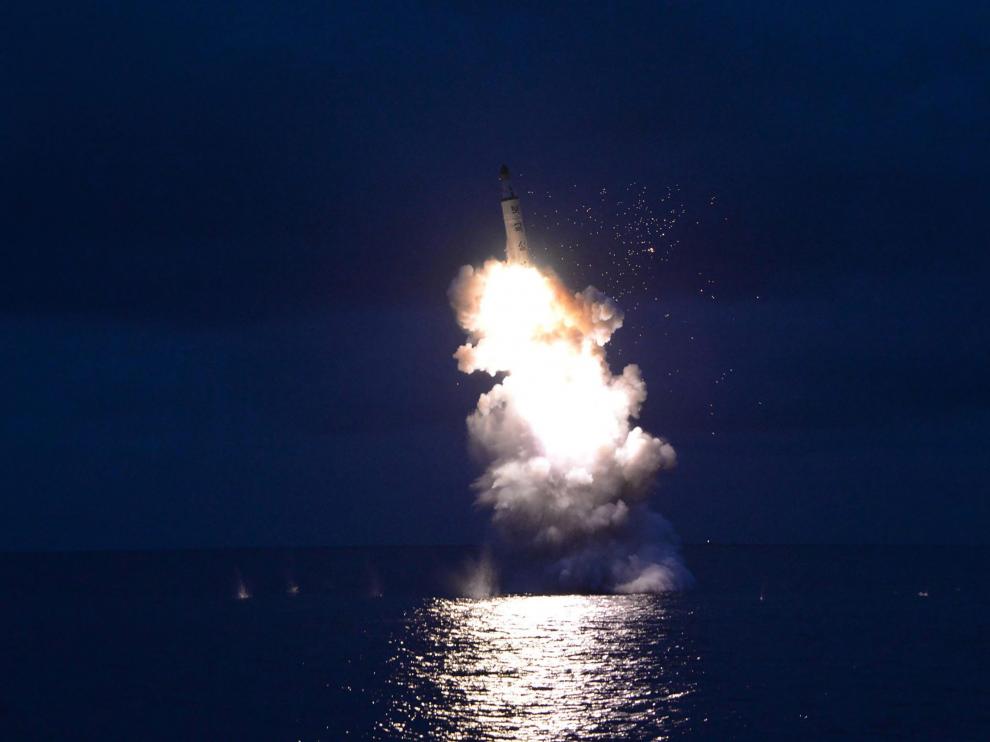 Imágenes del lanzamiento del misil norcoreano desde un submarino.