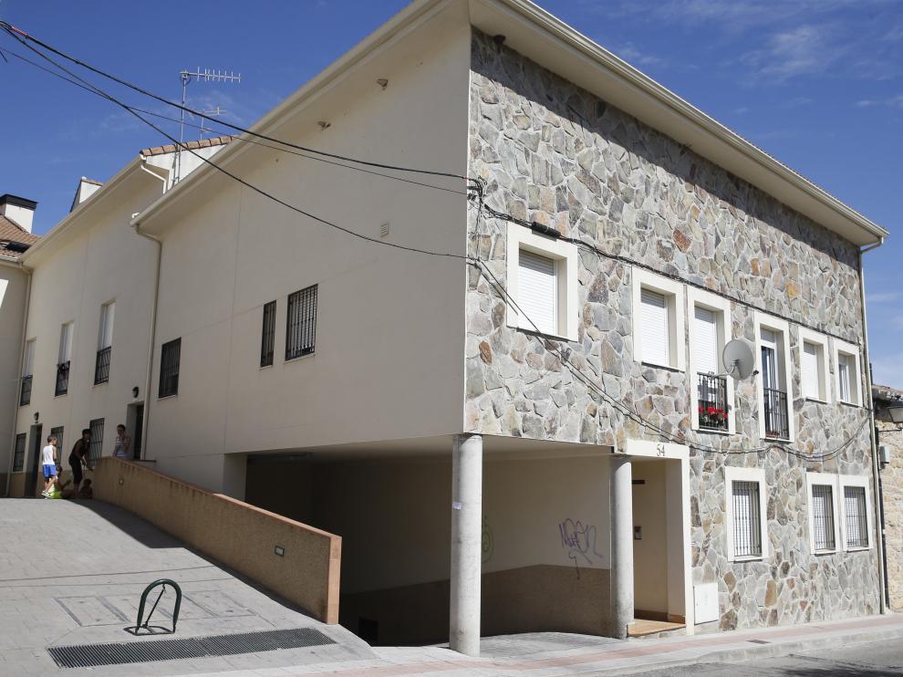 Fachada del edificio en el que se encuentra la vivienda ocupada.
