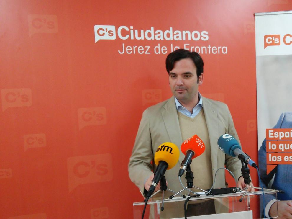 Foto del edil Mario Fernando Rosado en una rueda de prensa de su partido compartida el 30 de junio