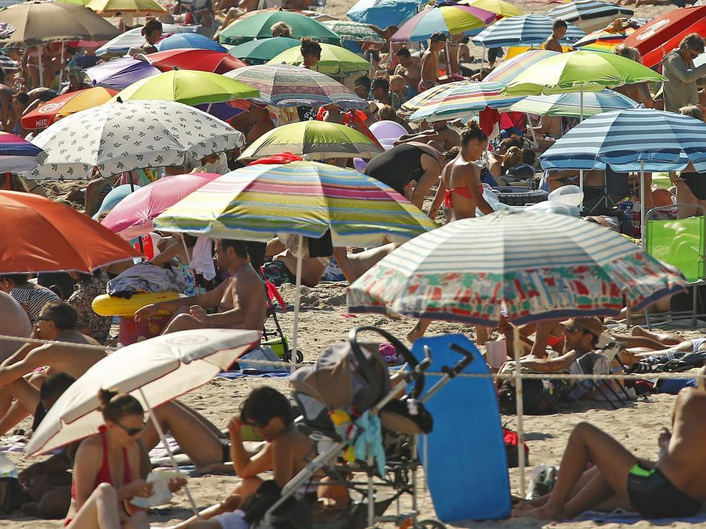 Una mujer en burkini en una playa francesa.