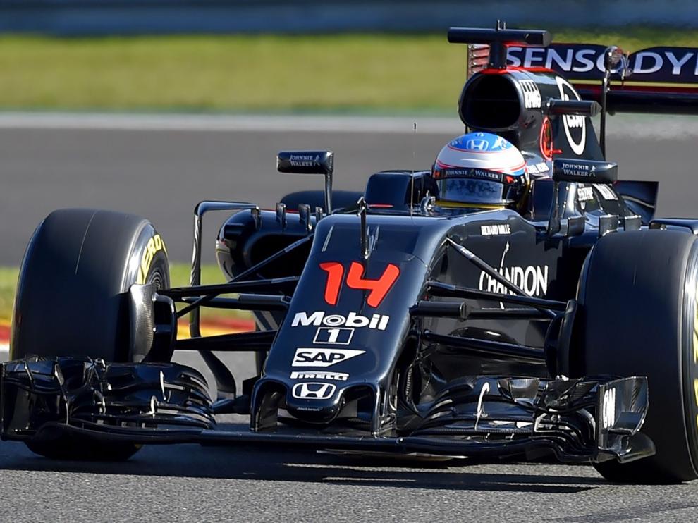 Fernando Alonso conduce el coche de McLaren