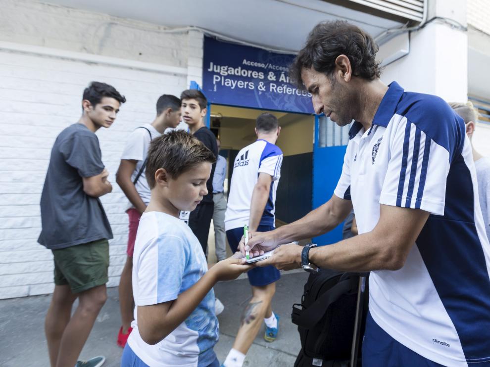 Milla firma un autógrafo antes de partir hacia Lugo