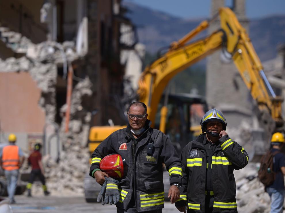 Los equipos de rescate siguen trabajando mientras se suceden los temblores
