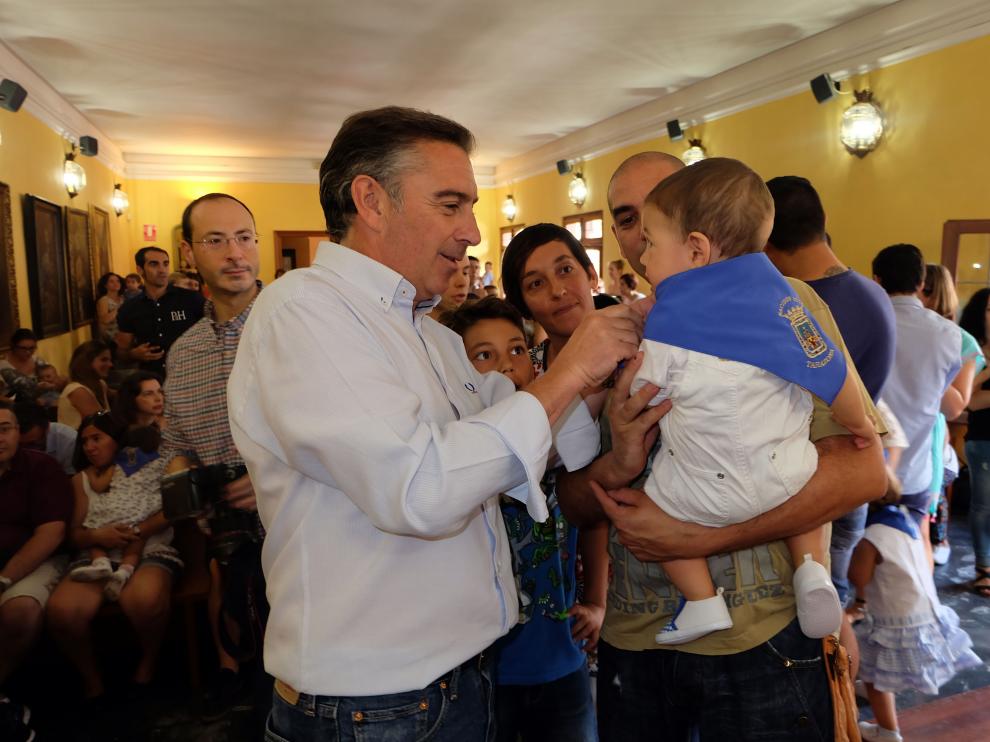 El alcalde, Luis María Beamonte, haciendo entrega de uno de los pañuelos.