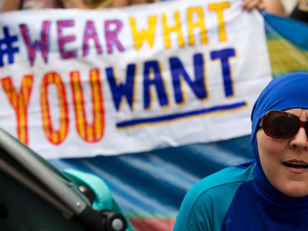 Una mujer se manifiesta junto a un grupo contra la prohibición del burkini en Londres