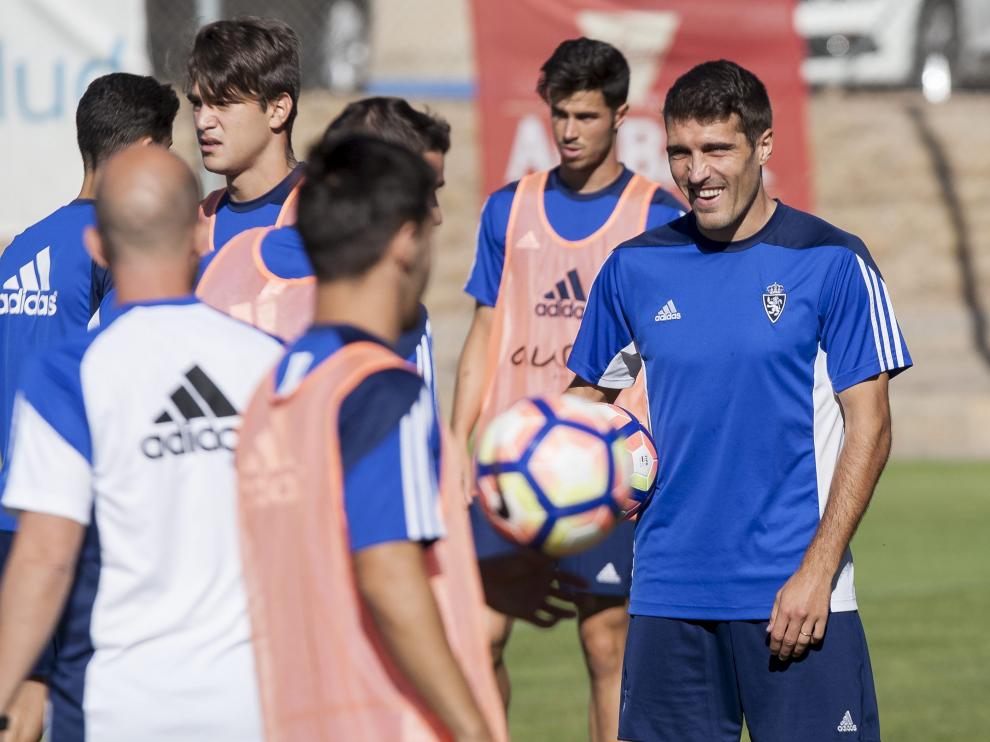 Alberto Zapater, sonriente en un entrenamiento del Real Zaragoza