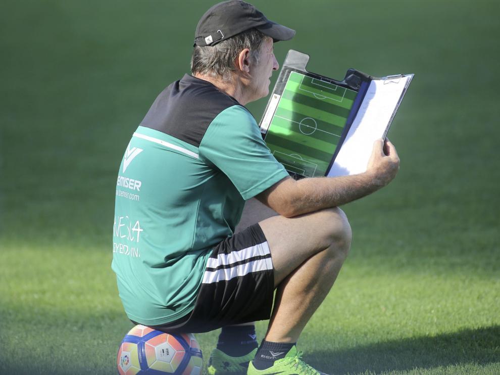 Anquela, durante el entrenamiento del Huesca de este viernes