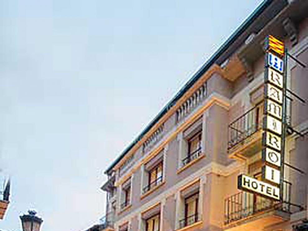 La puerta principal del hotel Ramiro I de Jaca.