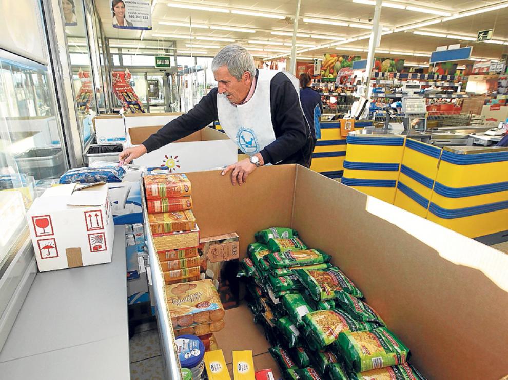 Uno de los voluntarios de El Banco de Alimentos en una campaña de recogida.
