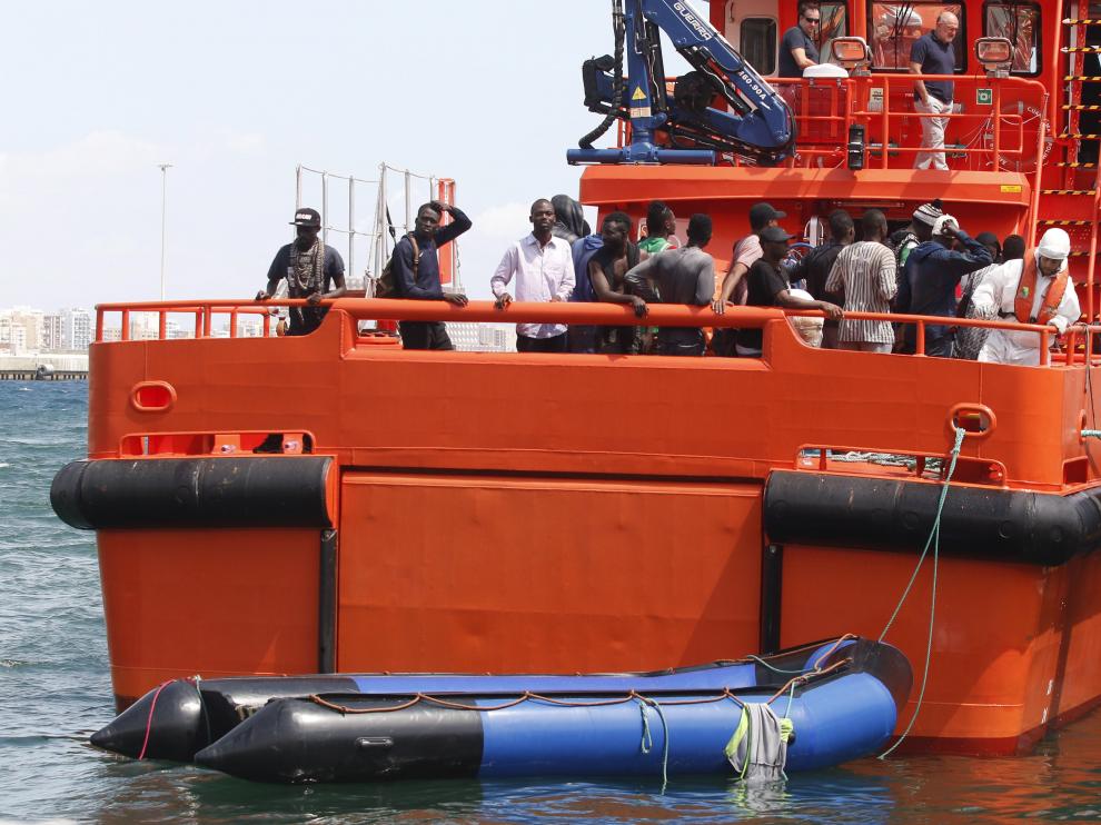 La Guardia Civil y Salvamente Marítimo trasladan al puerto de Almería a los tripulantes de una patera en la que viajaban inmigrantes de origen subsahariano