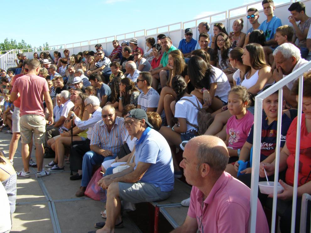 Aficionados turiasonenses en la plaza portátil durante el festejo taurino