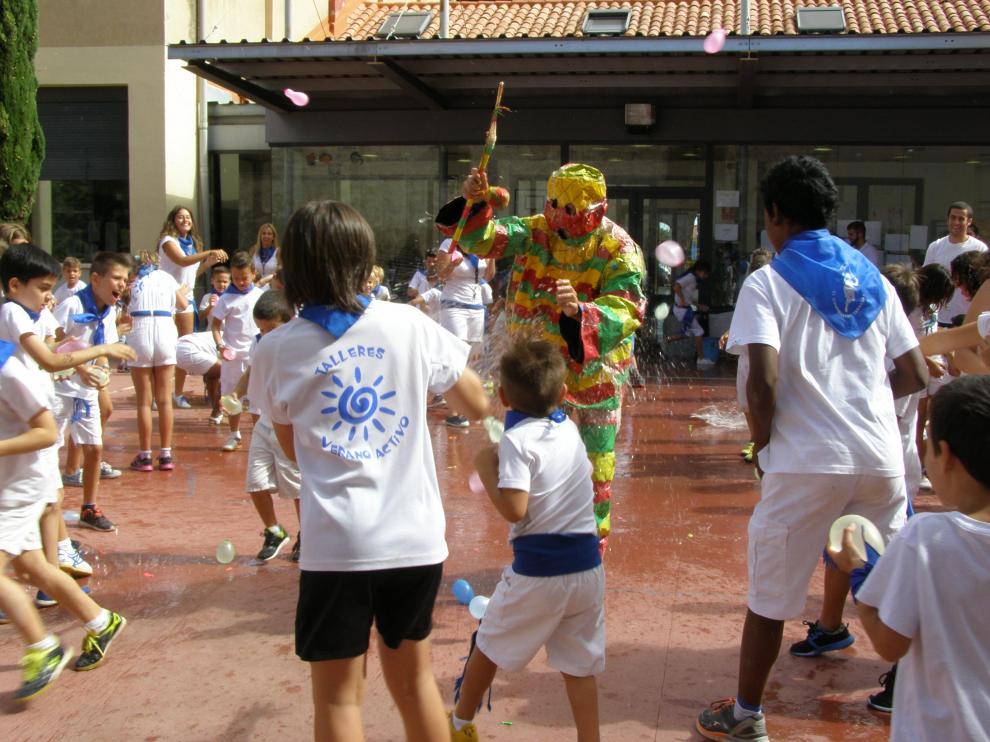 Los niños han lanzado globos de agua al Cipotegato de la ludoteca.