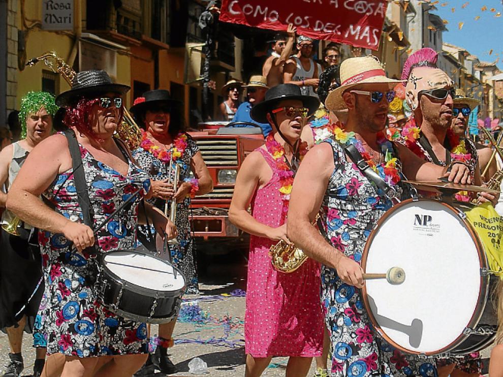 La charanga presidió el desfile de carrozas.