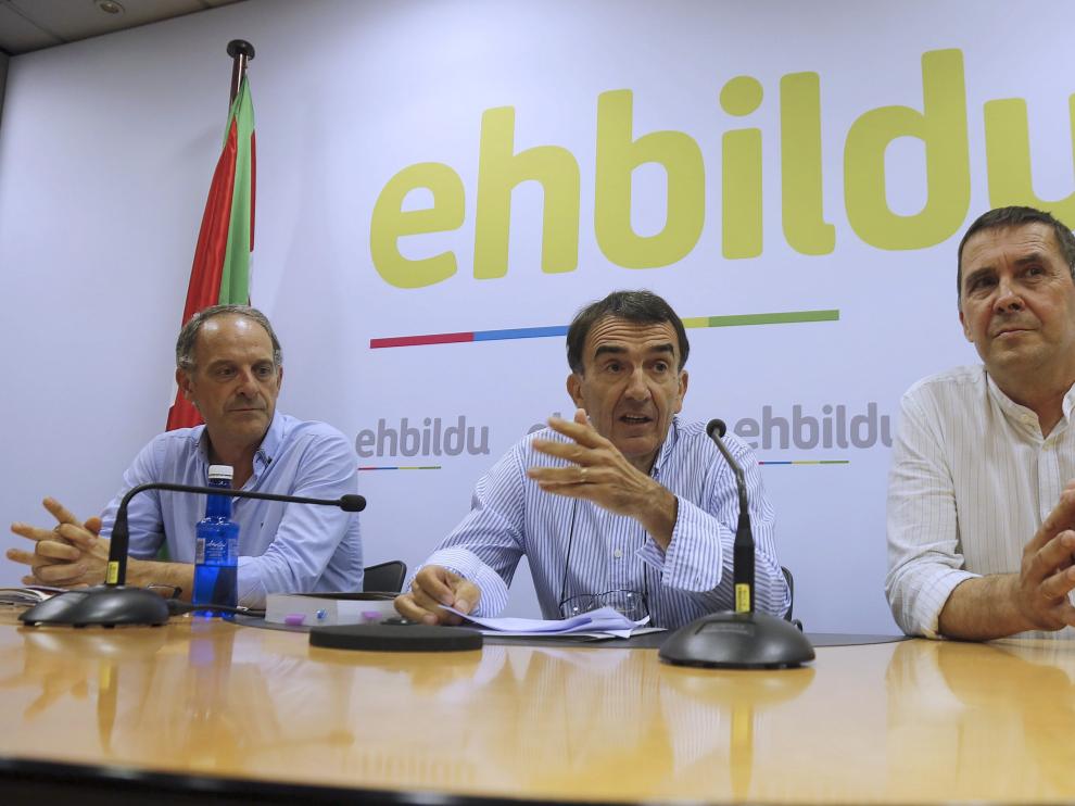 Otegi y sus abogados durante la rueda de prensa