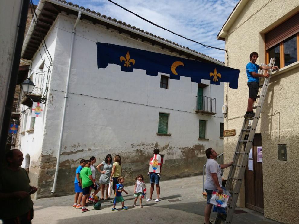 Varios jóvenes colaboraron ayer en los preparativos del milenario con la decoración del pueblo.