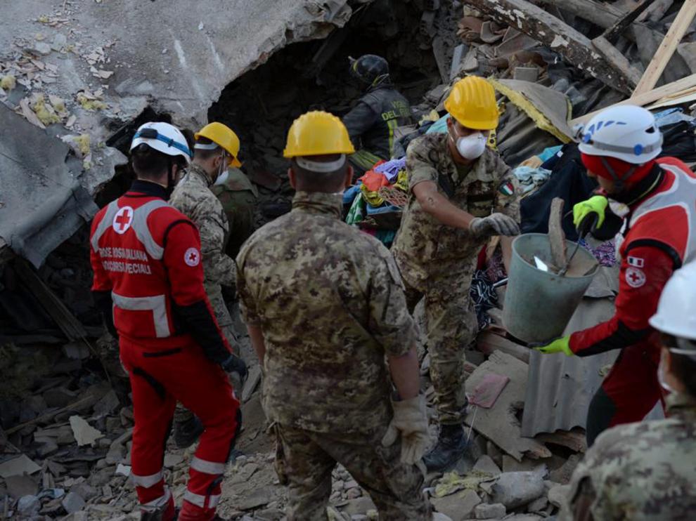 Los bomberos trabajan horas para encontrar a posibles supervivientes